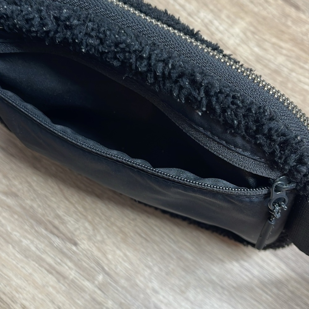 Lululemon Unisex Everywhere Fleece Belt Bag Black - Picture 6 of 15